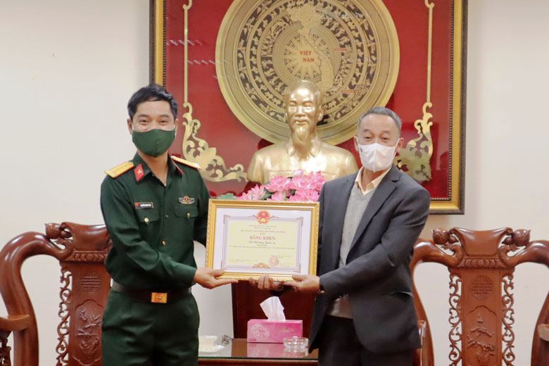 Đồng chí Trần Văn Hiệp - Phó Bí thư Tỉnh ủy, Chủ tịch UBND tỉnh trao bằng khen cho Bộ Chỉ huy Quân sự tỉnh Lâm Đồng vì đã có thành tích trong công tác phòng chống dịch Covid-19