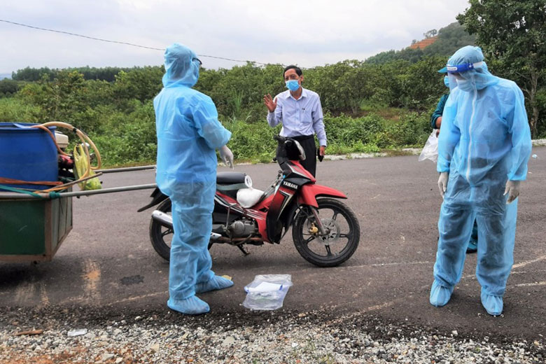 Ông Lưu Hồng Long – Phó Chủ tịch UBND huyện Đạ Huoai trực tiếp chỉ đạo công tác phòng chống dịch trên địa bàn xã Đạ Oai khi xuất hiện ca nhiễm Covid-19