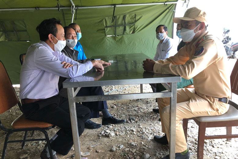 Đoàn thăm hỏi tình hình hoạt động của chốt phong tỏa tại thôn Tân Lập