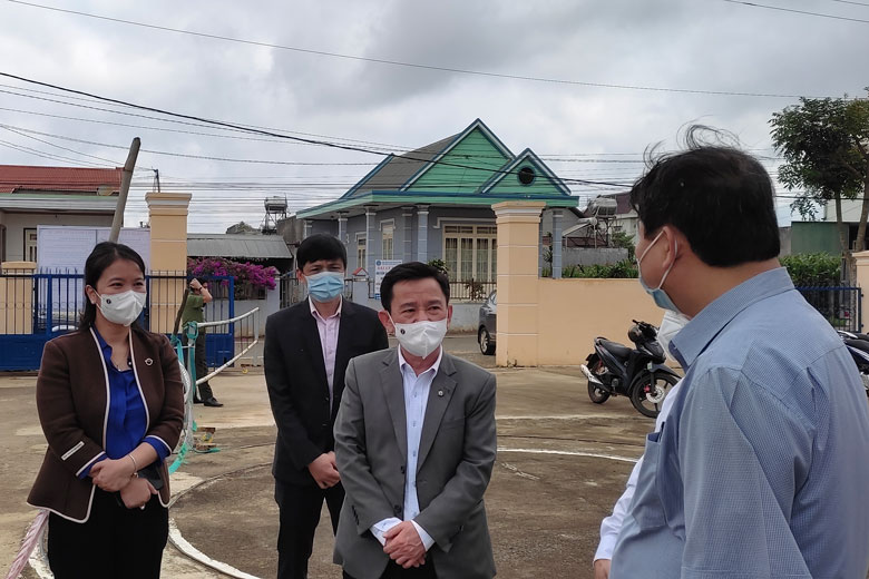 Đồng chí Phan Văn Đa - Phó Chủ tịch UBND tỉnh kiểm tra khu vực lưu trú cho tài xế tại huyện Di Linh