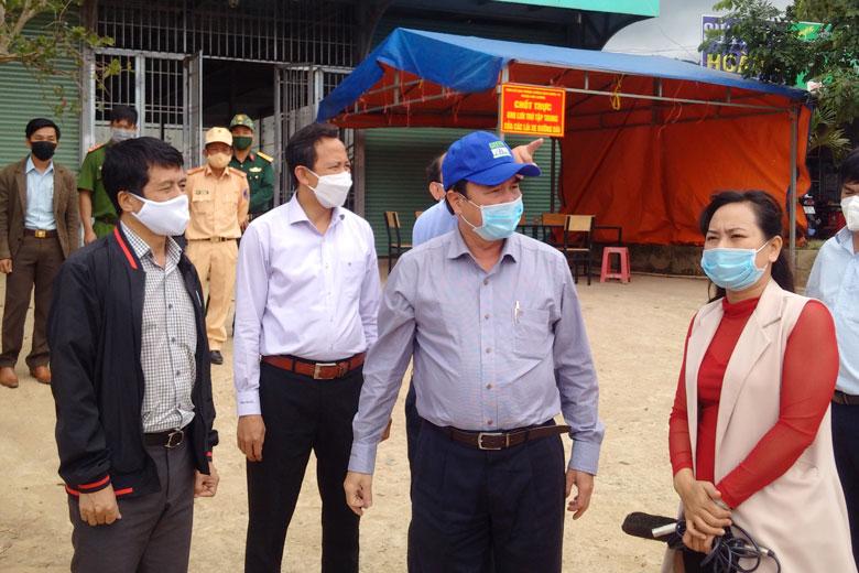 Phó Chủ tịch UBND tỉnh Lâm Đồng Phạm S thăm và tặng quà cho chốt kiểm dịch Eo Gió, khu lưu trú tập trung cho lái xe, phụ xe của huyện Đơn Dương