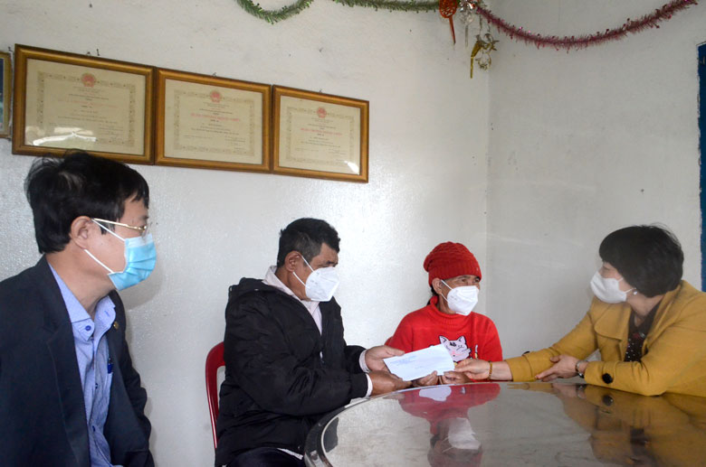 Trưởng ban Dân vận Tỉnh ủy thăm, tặng quà gia đình người có công huyện Lạc Dương