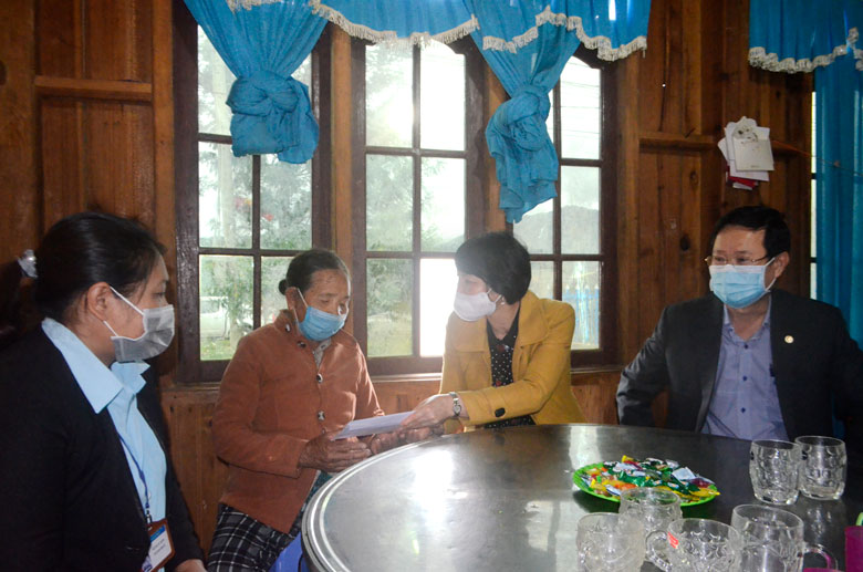 Trưởng ban Dân vận Tỉnh ủy thăm và tặng quà cho gia đình bà Đơng Gu K’Hương