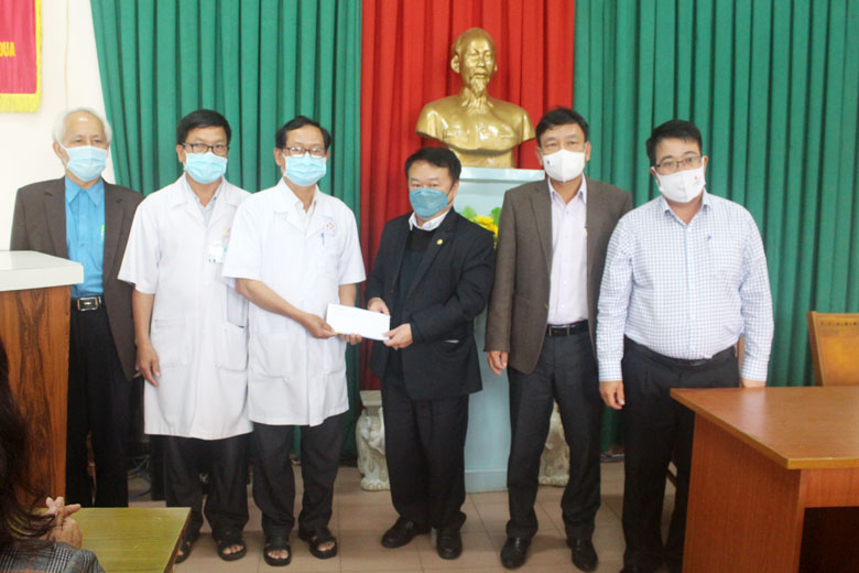 Ông Ngô Minh Đức - Giám đốc Công ty Bảo Việt Nhân Thọ Lâm Đồng thay mặt đoàn trao tặng Tổ truy vết cộng đồng (Trung tâm y tế huyện Đức Trọng) 20 triệu đồng