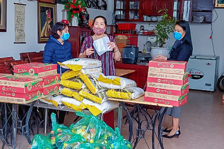Gia đình ông Nguyễn Quý Quỳnh giảm 30% tiền phòng trọ, mua gạo, mắm muối, mì tôm tặng người ở trọ để sẻ chia khó khăn trong thời điểm đại dịch phức tạp