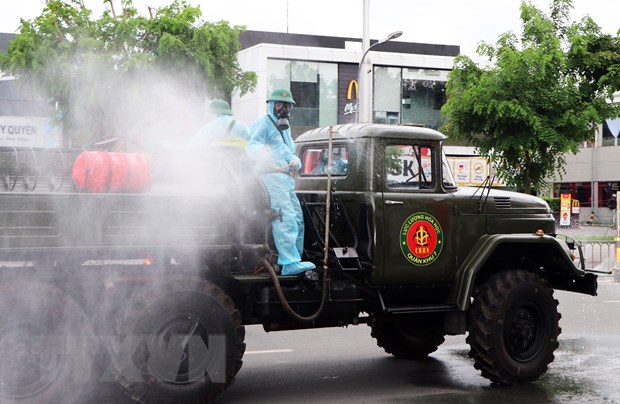 Lực lượng vũ trang Quân khu 7 tham gia công tác khử khuẩn, tẩy trùng khu dân cư.