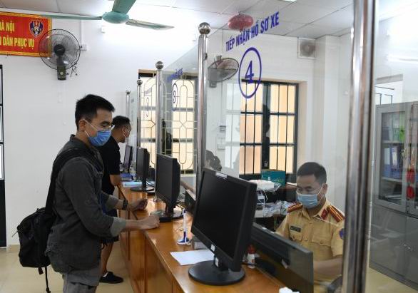 Từ 21/7, người dân hoàn thiện thủ tục đăng ký, khai báo phương tiện online  trên Cổng thông tin điện tử csgt.vn.