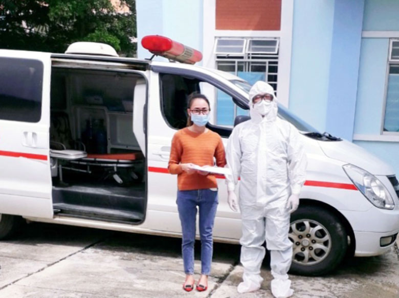 Bệnh nhân Covid-19 thứ 3 của Lâm Đồng hoàn thành điều trị vừa xuất viện, được cán bộ y tế đưa về nhà tiếp tục cách ly tại nhà theo quy định của Bộ Y tế
