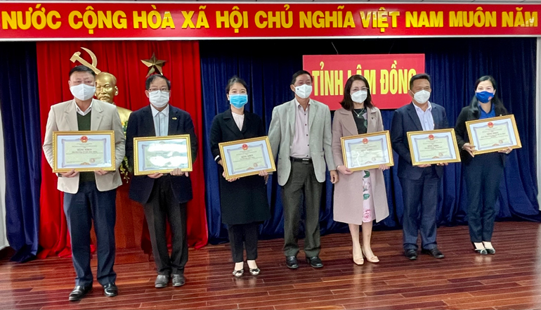 Chủ tịch UBND tỉnh Lâm Đồng tặng bằng khen cho 25 tập thể và 28 cá nhân có thành tích trong phòng chống dịch Covid-19