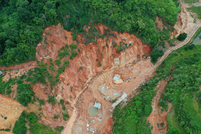 Việc san gạt đất, tận thu khoáng sản gây sạt lở đất rừng nghiêm trọng