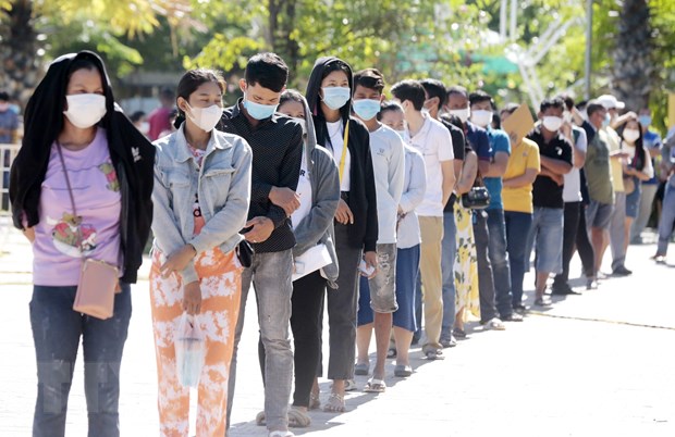 Người dân xếp hàng chờ tiêm vaccine phòng COVID-19 tại Phnom Penh, Campuchia, ngày 2/7/2021