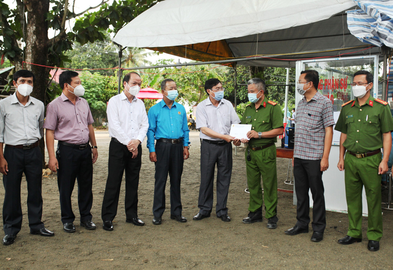 Đồng chí Võ Ngọc Hiệp cùng lãnh đạo các sở, ngành đã thăm và trao tặng quà cho chốt kiểm soát phòng chống Covid-19 tại xã Đạ Kho