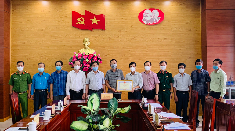 Thay mặt lãnh đạo tỉnh, đồng chí Võ Ngọc Hiệp đã trao bằng khen cho tập thể Nhân dân và cán bộ huyện Đạ Tẻh