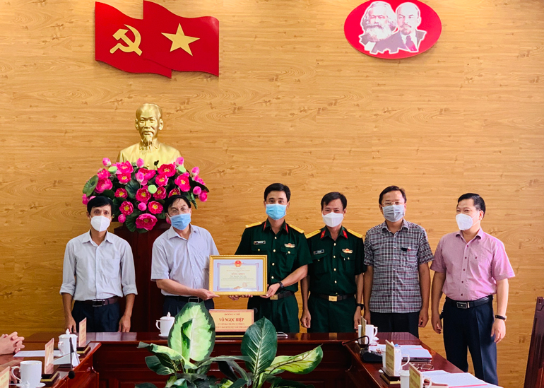 Trao bằng khen của UBND tỉnh cho ông Nguyễn Việt Anh - Phó Chỉ huy trưởng, Tham mưu trưởng Ban Chỉ huy Quân sự huyện Đạ Tẻh
