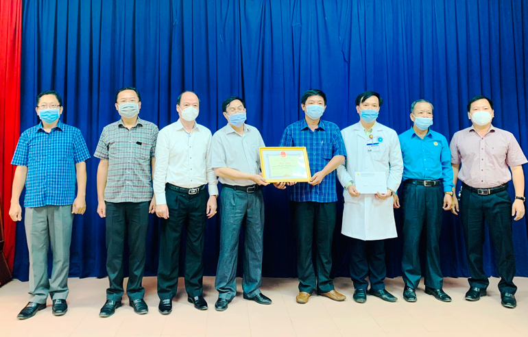 Trao bằng khen của UBND tỉnh cho ông Dương Hồng Quang - Trưởng khoa Kiểm soát Bệnh tật và HIV/AIDS Trung tâm Y tế huyện Đạ Tẻh