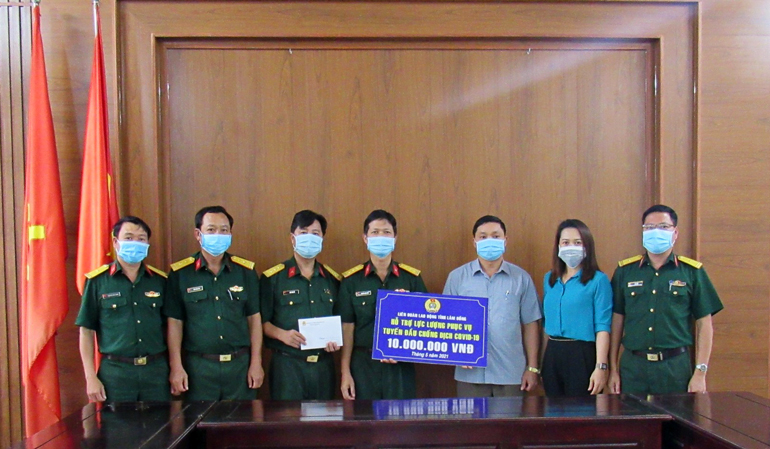 Ban Dân vận Huyện ủy Bảo Lâm và đại diện Liên đoàn Lao động huyện trao tiền ủng hộ phòng chống Covid-19 cho cán bộ, chiến sỹ Ban Chỉ huy Quân sự huyện Bảo Lâm