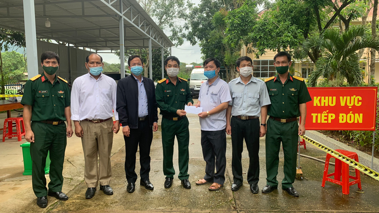 Đại tá Nguyễn Bình Sơn - Ủy viên Ban Thường vụ Tỉnh ủy, Chỉ huy trưởng Bộ Chỉ huy Quân sự tỉnh đã đến thăm và động viên tinh thần chống dịch tại chốt kiểm soát dịch bệnh số 4