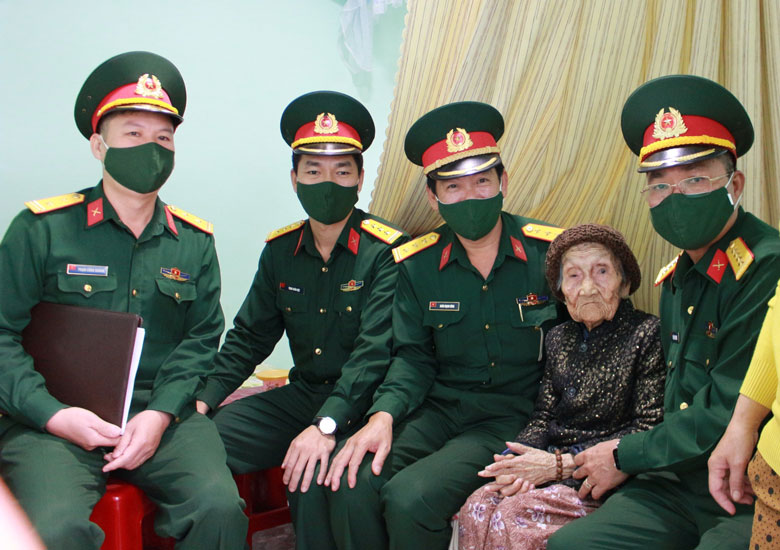 Đại tá Trần Văn Khương - Chính ủy Bộ Chỉ huy Quân sự tỉnh làm trưởng đoàn đã đến thăm và tặng quà cho Mẹ Việt Nam Anh hùng Nguyễn Thị Khù
