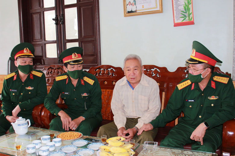 Đại tá Trần Văn Khương - Chính ủy Bộ Chỉ huy Quân sự tỉnh làm trưởng đoàn đã đến thăm và tặng quà Anh hùng Lực lượng vũ trang Hoàng Đình Kiền