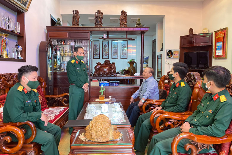 Đại tá Vy Thanh Minh, Phó Chỉ huy trưởng, Tham mưu trưởng BCHQS tỉnh thăm, tặng quà Thủ trưởng Bộ CHQS tỉnh qua các thời kỳ trên địa bàn thành phố Đà Lạt
