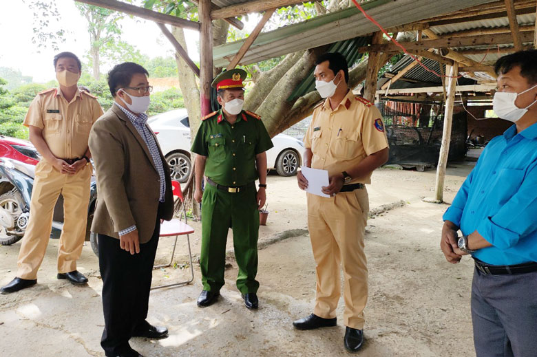 Đồng chí Nguyễn Ngọc Phúc - Bí thư huyện Đức Trọng và các thành viên trong đoàn thăm, kiểm tra chốt kiểm soát phòng chống dịch Covid-19 đặt tại xã Ninh Gia
