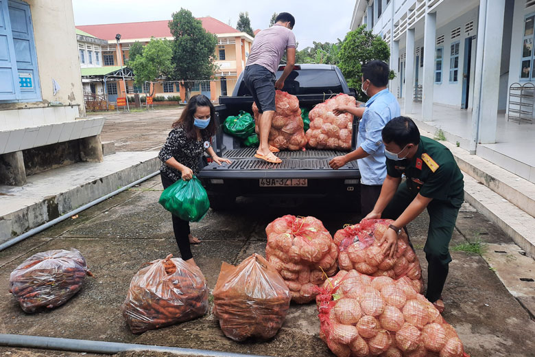 Đạ Tẻh: Tiếp nhận hơn 13 tấn nông sản hỗ trợ người dân địa phương