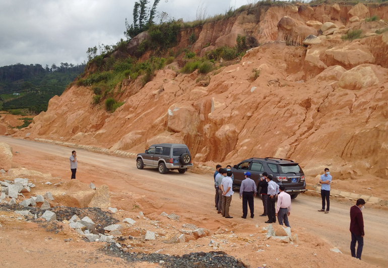 Phó Chủ tịch UBND tỉnh Lâm Đồng Phạm S kiểm tra tiến độ thi công tại tuyến đường ĐT.724 đoạn chạy qua địa phận huyện Lâm Hà  