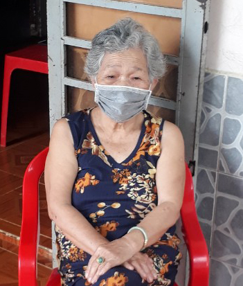 Tấm lòng của bà cụ 77 tuổi dành cho lực lượng chống dịch