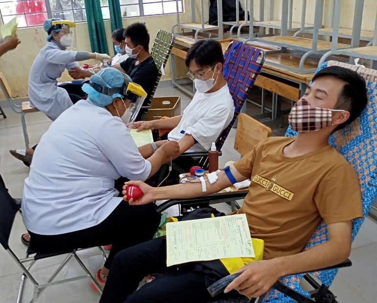 Cán bộ, công chức và Nhân dân các xã Vùng Loan tham gia hiến máu