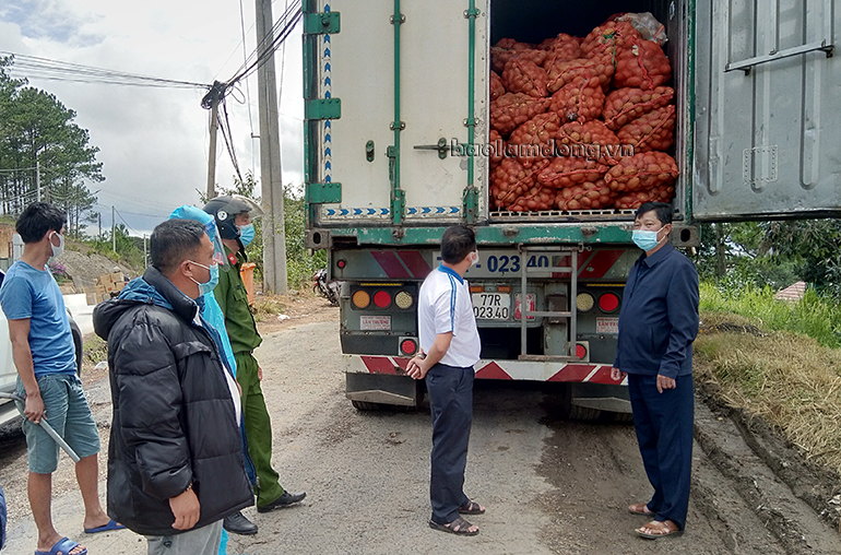  Lực lượng chức năng kiểm tra xe chở 29 tấn khoai tây Trung Quốc