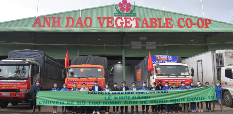 Lãnh đạo tỉnh Lâm Đồng và các ban, ngành, đoàn thể tham dự Lễ Khởi hành chuyến xe hỗ trợ nông sản về vùng dịch Covid- 19