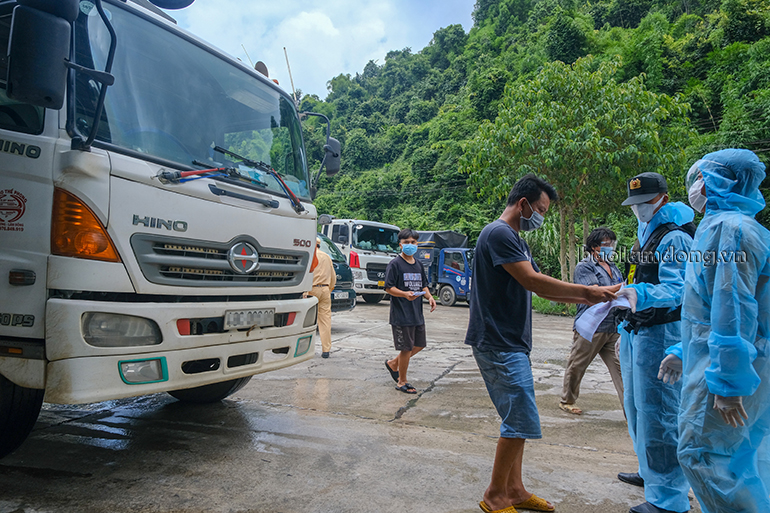 Tài xế xe tải đi qua chốt kiểm dịch Covid-19 tại đèo Chuối, Quốc lộ 20, huyện Đạ Huoai