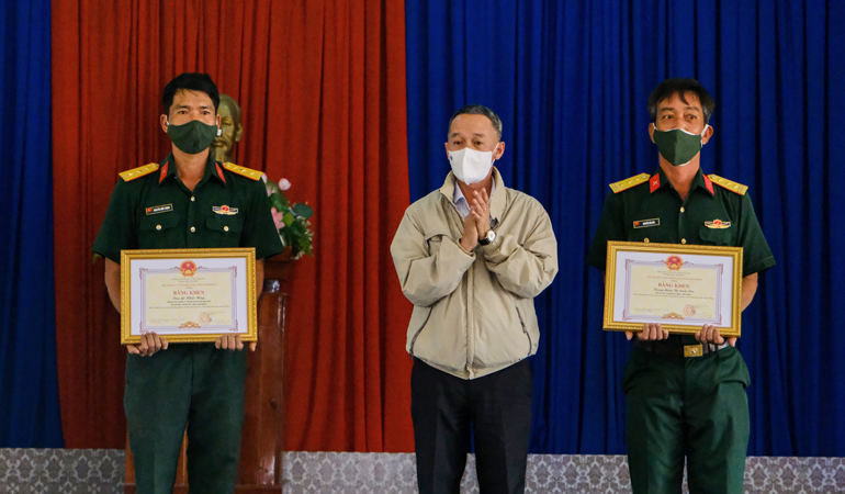 Chủ tịch UBND tỉnh tặng bằng khen và tiền thưởng cho tập thể là Trung đoàn Bộ binh 994, Bộ Chỉ huy Quân sự tỉnh Lâm Đồng và một cán bộ thuộc Trung đoàn Bộ Binh 994 do có thành tích xuất sắc trong phòng, chống dịch Covid-19