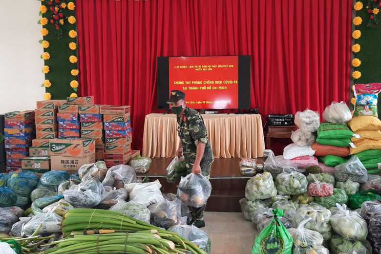 Cán bộ, chiến sỹ và lực lượng dân quân địa phương cùng với Phật tử Ban Trị sự Giáo hội Phật giáo Việt Nam huyện Bảo Lâm phân loại, đóng gói nông sản và các loại nhu yếu phẩm để cho kịp chuyến xe vận chuyển về thành phố mang tên Bác
