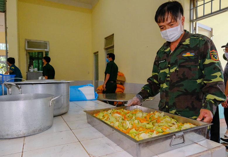 Cán bộ, chiến sỹ nấu ăn cho người cách ly tại khu cách ly tập trung Trường Phổ thông Dân tộc nội trú Đức Trọng