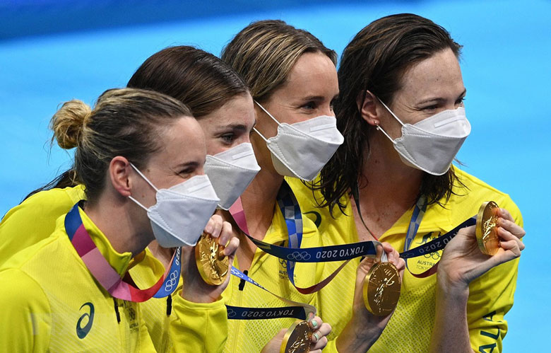 Các kình ngư Australia giành huy chương vàng nội dung bơi nữ 4x100m tiếp sức tự do.