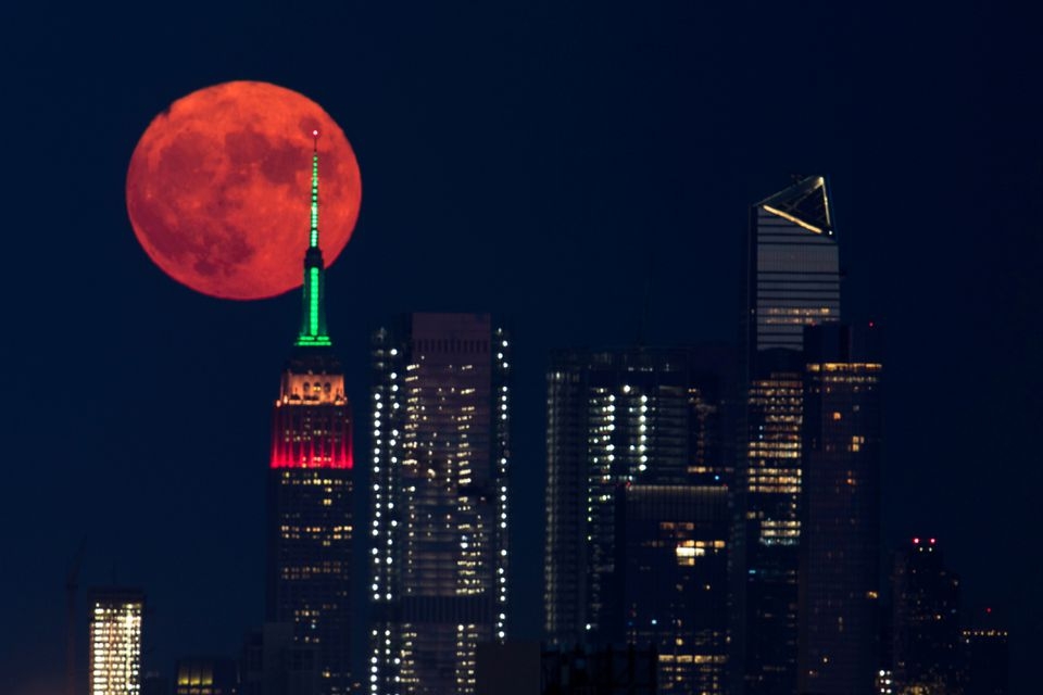 Khói do cháy rừng ở Mỹ khiến trăng rằm chuyển màu cam đỏ