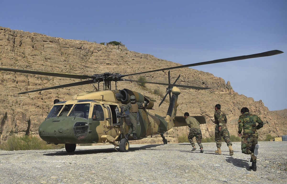 Binh sỹ Afghanistan lên trực thăng Black Hawk để làm nhiệm vụ tại Kajaki, tỉnh Helmand.
