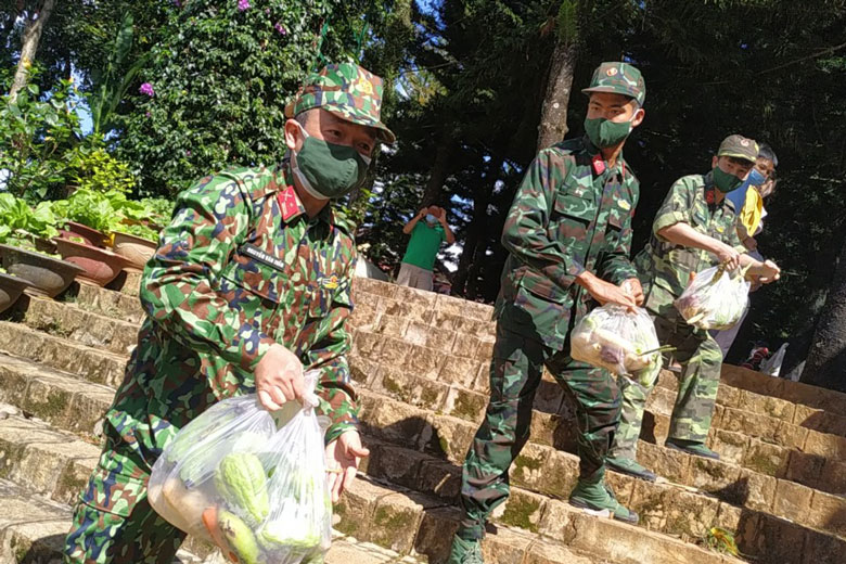Lực lượng vũ trang và Ban Trị sự Giáo hội Phật giáo Việt Nam tỉnh hỗ trợ rau về vùng dịch