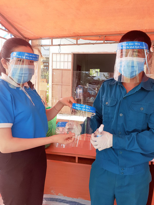 Chị em hội viên phụ nữ Lâm Hà tặng mặt nạ ngăn giọt bắn cho lực lượng làm công tác phòng chống dịch Covid-19 trên địa bàn