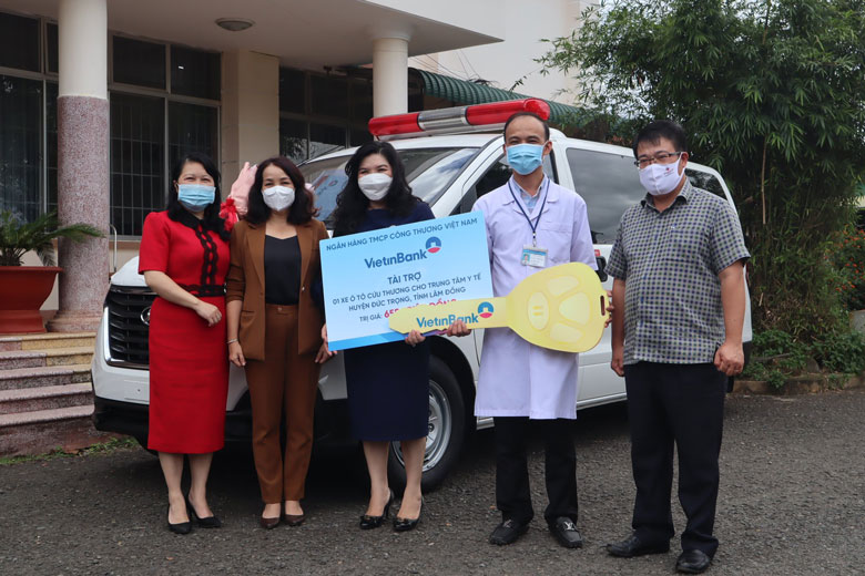 Lãnh đạo huyện Đức Trọng đón nhận chiếc xe cứu thương do ban Giám đốc ViettinBank trao tặng