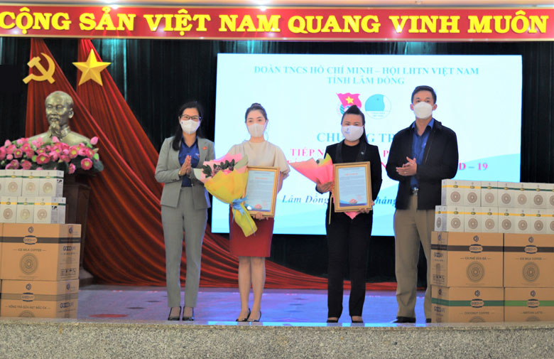 Đại diện Khối Thi đua MTTQ và các đoàn thể tỉnh Lâm Đồng trao thư cảm ơn, tri ân sự đóng góp của Công ty Sandals và Công ty Xuân Trang