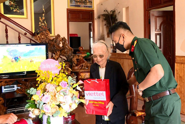 Lãnh đạo Viettel Lâm Đồng trao quà cho gia đình chính sách trên địa bàn TP Đà Lạt