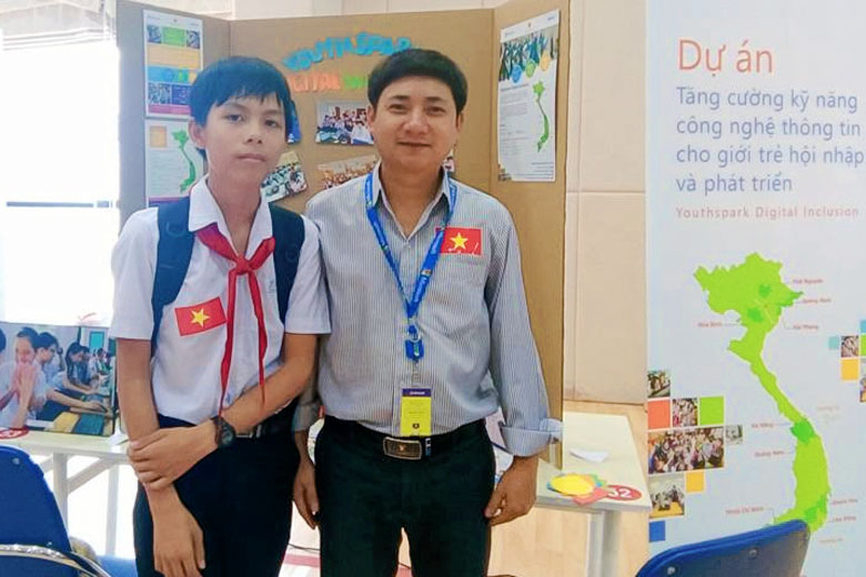 Thầy Phong đưa học sinh đi tham gia “Giờ lập trình và giao lưu sản phẩm công nghệ thông tin cấp quốc gia”