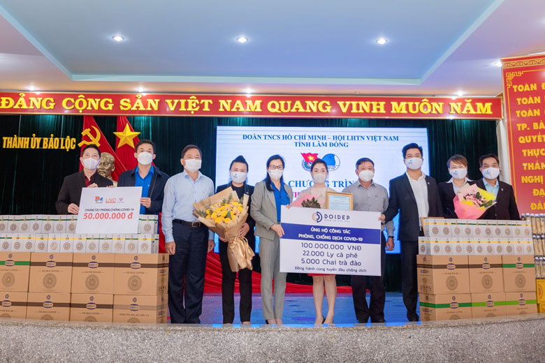Đại diện Khối Thi đua MTTQ và các đoàn thể tỉnh Lâm Đồng tiếp nhận nguồn đóng góp hỗ trợ của các doanh nghiệp tại TP Bảo Lộc