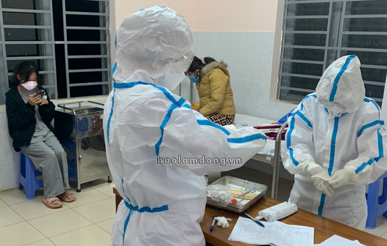 Lực lượng y tế tổ chức lấy mẫu xét nghiệm test nhanh SARS-CoV-2 