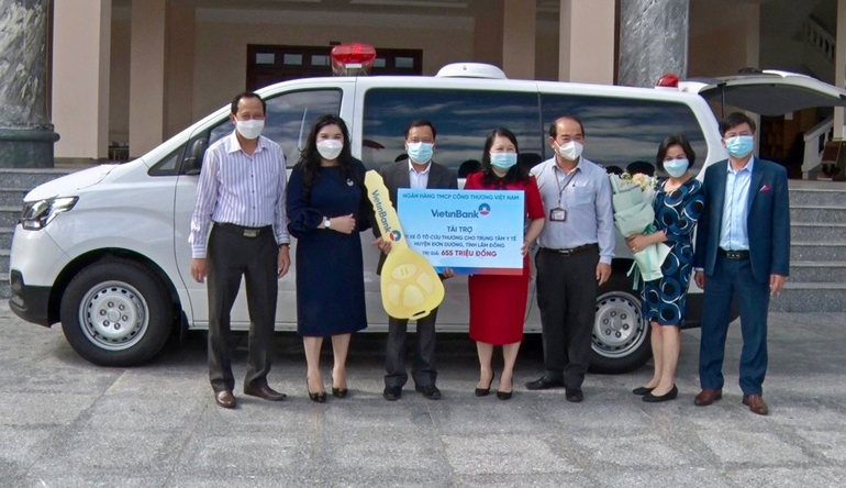 Lãnh đạo huyện Đơn Dương tiếp nhận xe cứu thương do Viettinbank Chi nhánh Lâm Đồng trao tặng