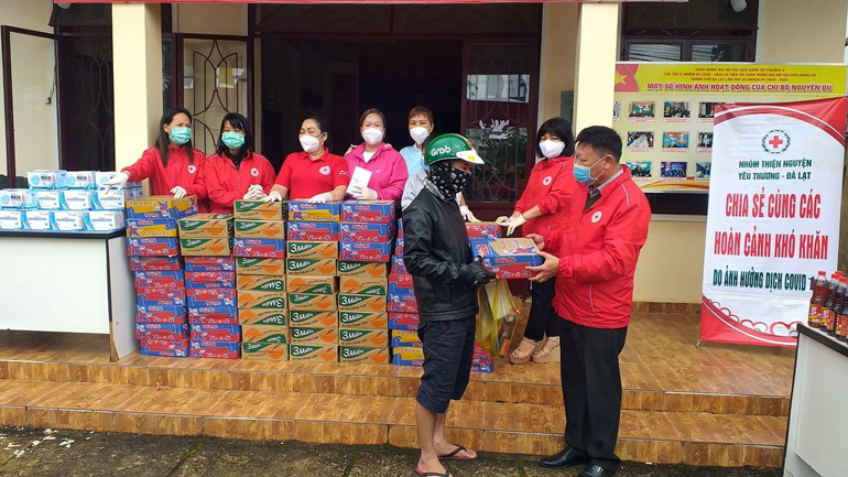 Hội Chữ thập đỏ Lâm Đồng tổ chức đợt 2 trao lương thực, thực phẩm miễn phí người khó khăn vượt qua đại dịch Covid-19
