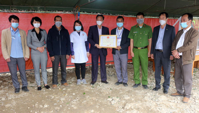 Trao tặng bằng khen của UBND tỉnh cho Nhân dân và cán bộ huyện Lạc Dương vì đã có thành tích trong công tác phòng chống dịch bệnh Covid – 19 trên địa bàn