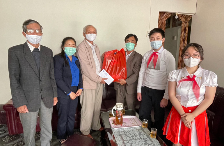 Trung tâm Hoạt động Thanh thiếu nhi tỉnh thăm hỏi, tặng quà cho các gia đình chính sách tại thành phố Đà Lạt
